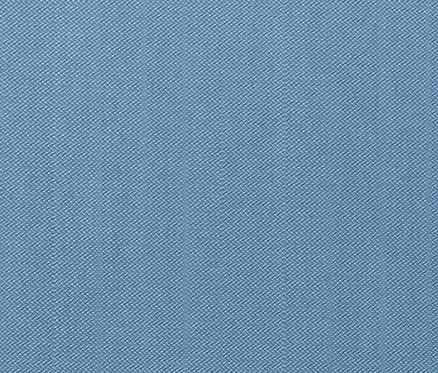 A kerti összecsukható napozószék, lábtartóval kék szövetének részlete.