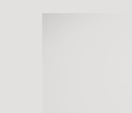 Nő pózol bordázott, lila pólóban és fehér szoknyában.