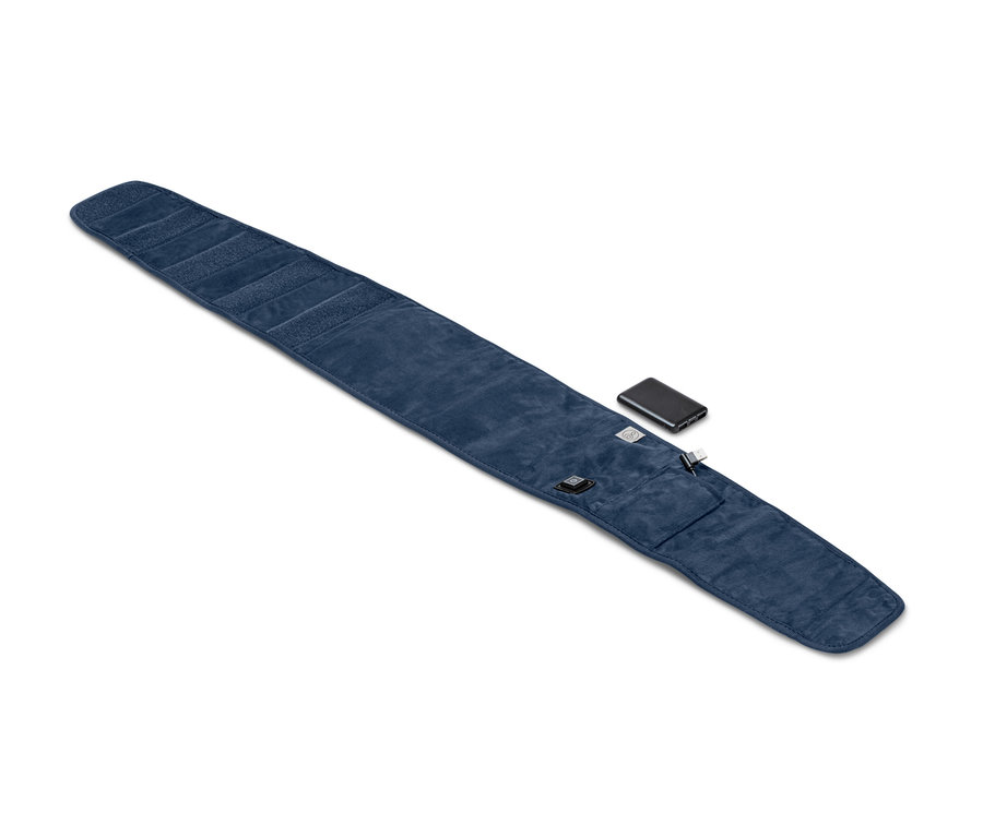 Egy sötétkék elektromos derékmelegítő öv fekszik fehér háttéren.