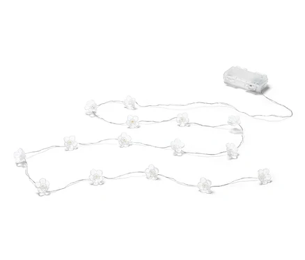 Virágos mikro LED-es fényfüzér fehér háttérrel.