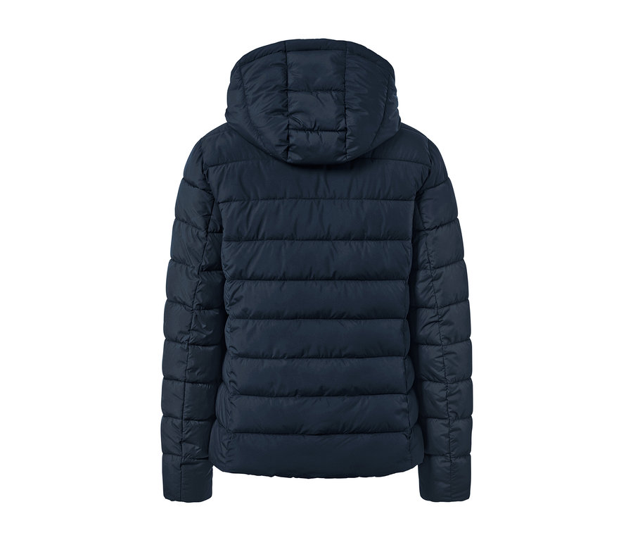 Hátulról látható sötétkék, steppelt, kapucnis női dzseki.