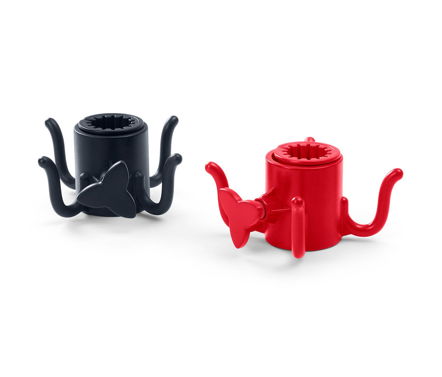 Két akasztó napernyőre, egy fekete és egy piros.