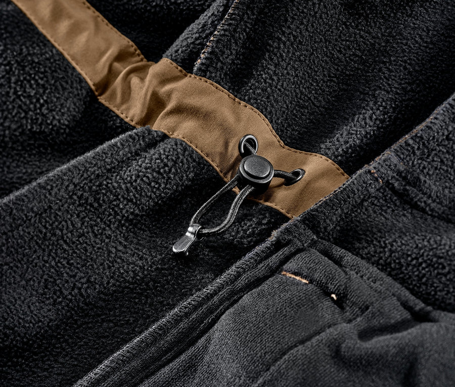 A tejeskávé színű softshell kabát részlete, húzózsinórral.