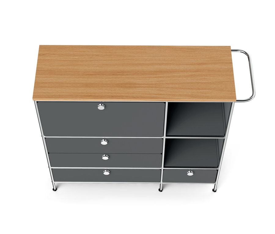 Nagy látószögű felülnézet egy szürke »CN3« fém komódról fa felső lappal, egy lenyíló ajtóval és négy fiókkal.