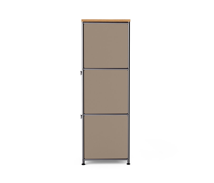 Keskeny, szürkésbarna »CN3« fém komód fa felső lappal és 2 lenyíló ajtóval.