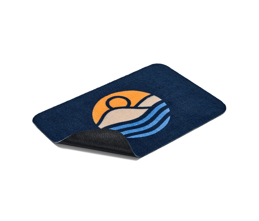 Sötétkék, mintás lábtörlő.