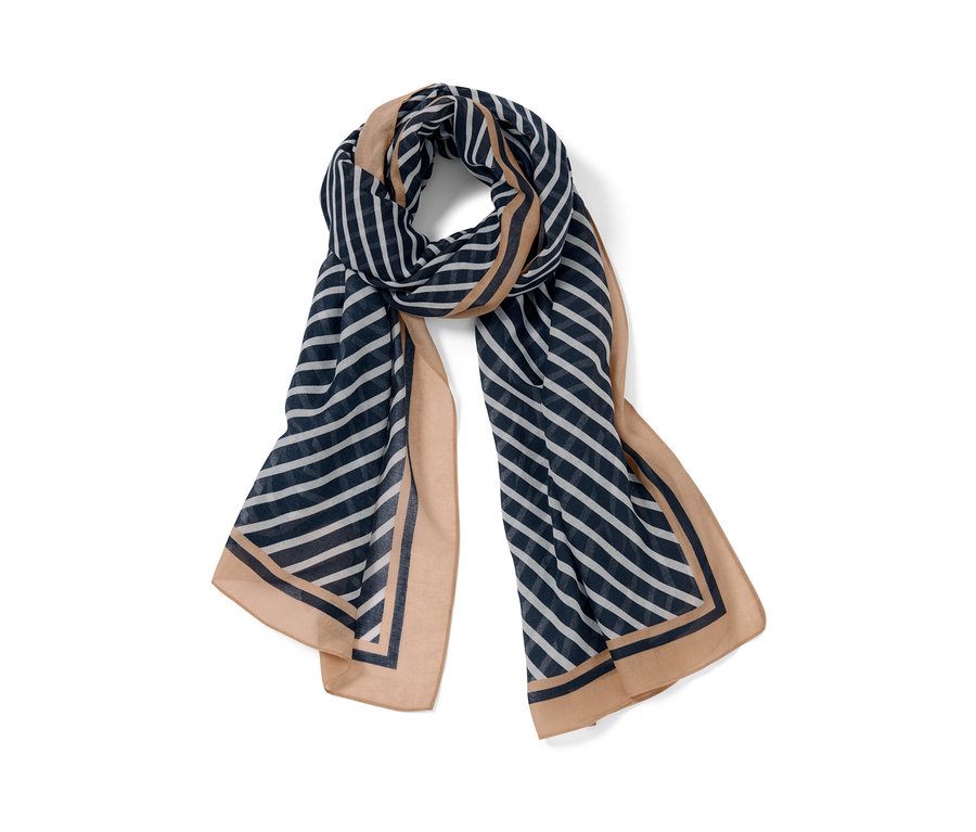 Csíkos szövetsál fehér háttérrel.