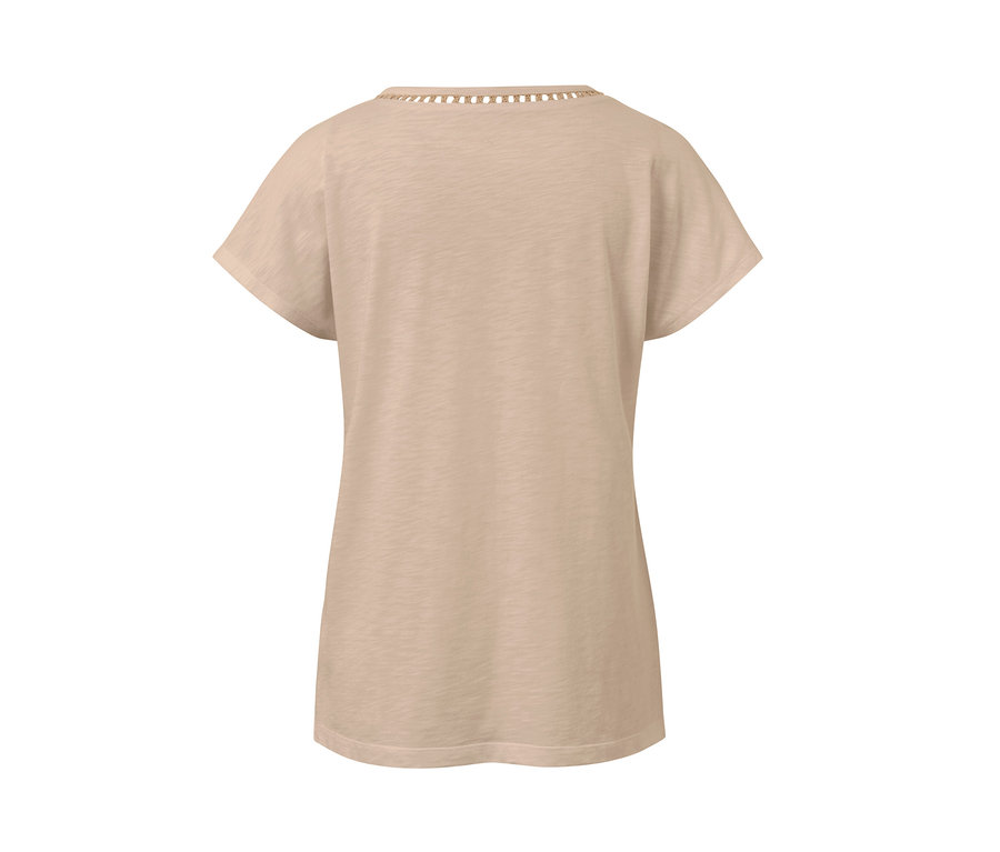 Bézs pólóblúz horgolt díszítéssel.