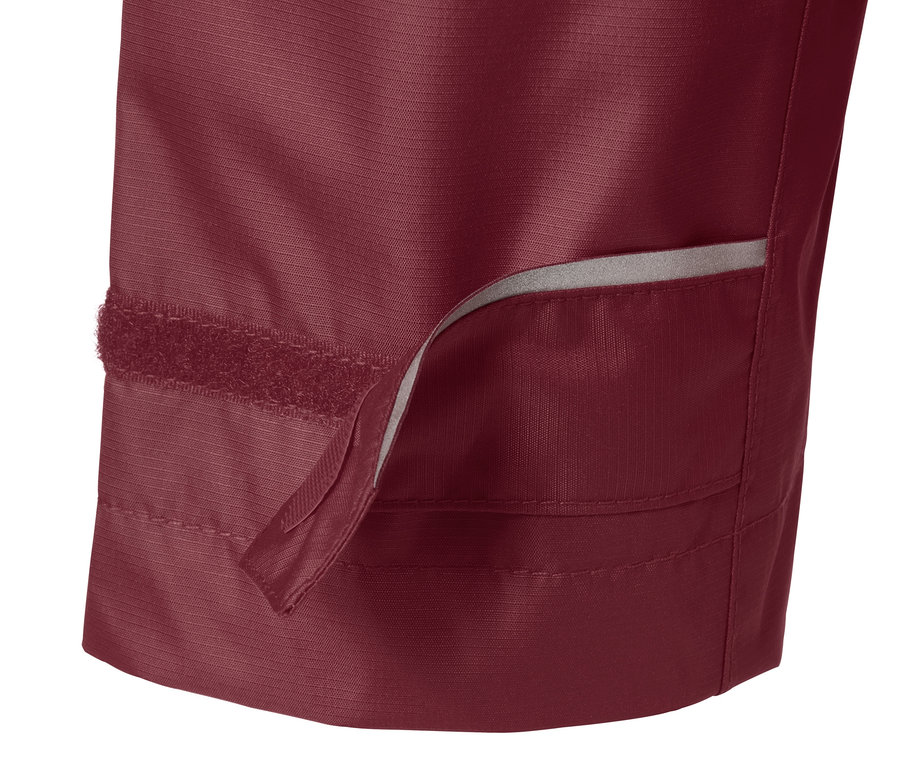 Egy bordó, unisex esőkabát részlete, látható tépőzárral.