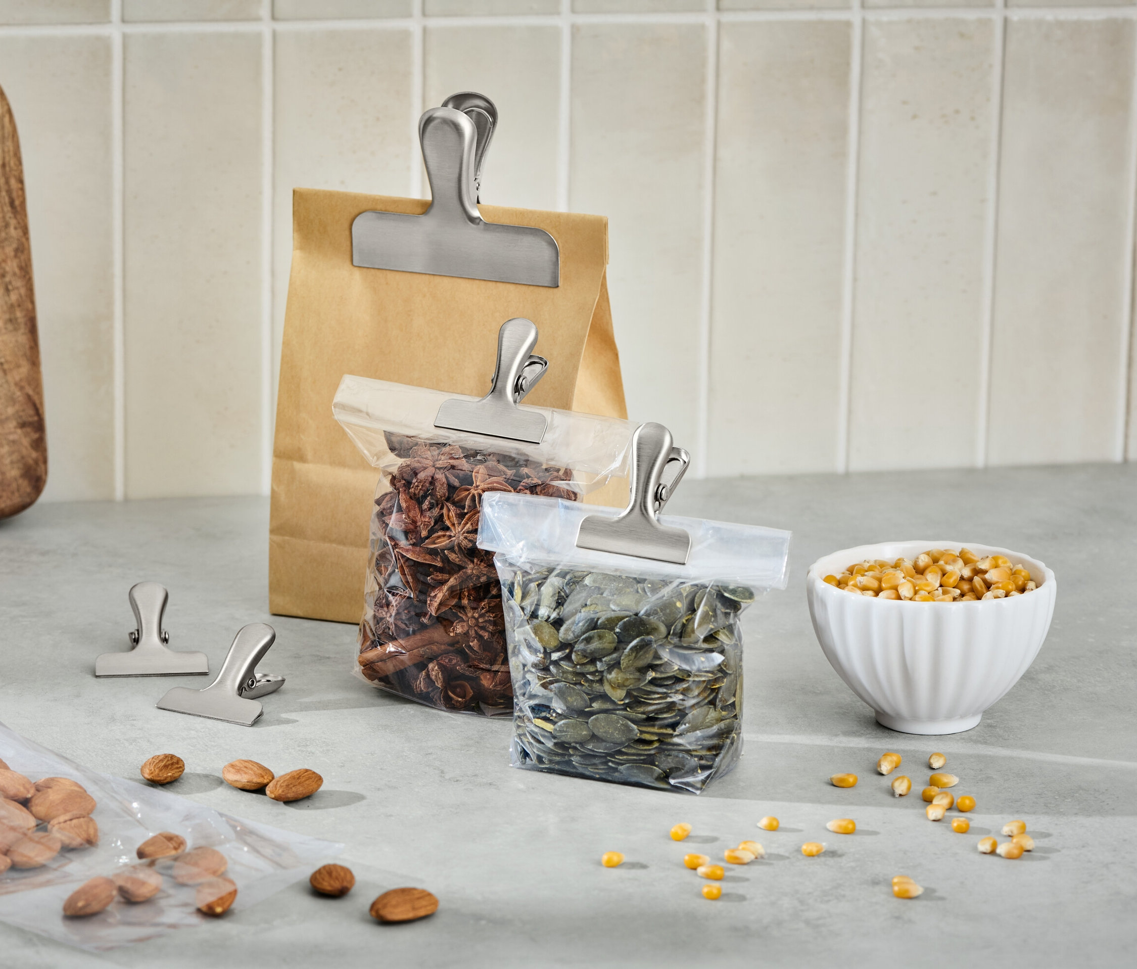 A pulton aromazáró csipesszel lezárt zacskók állnak, 5 db-os nemesacél aromazáró csipesz is látható.