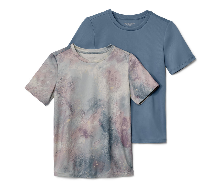 Két darab gyermek sportpóló: egy kék és egy többszínű mintával.