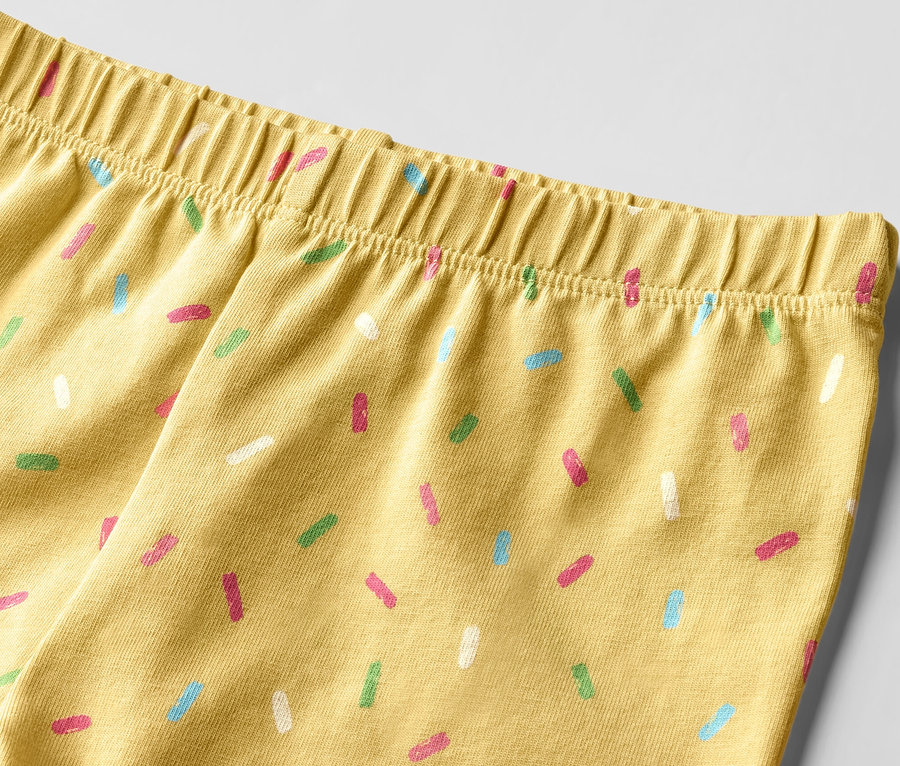 Egy pink/sárga színű, mintás, 2 db-os ¾-es leggings gyerekeknek részlete.