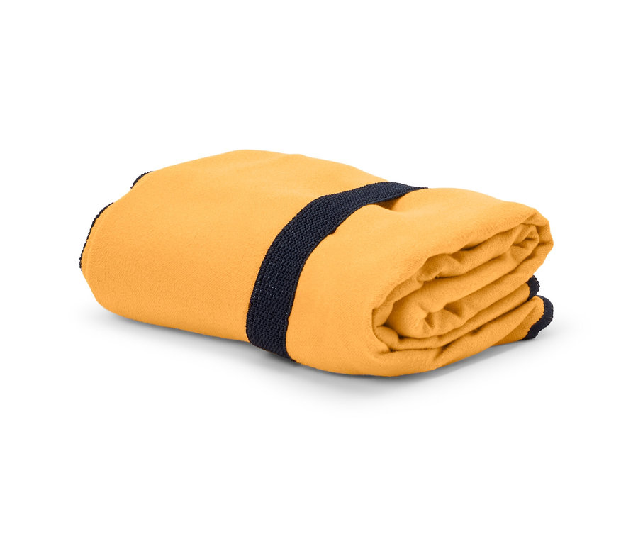 Egy feltekert narancssárga kültéri törölköző, kb. 50 x 100 cm, sötétkék szalaggal.