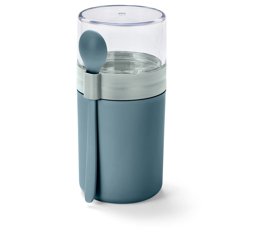 Egy zöld színű, to-go joghurtos pohár kanállal.