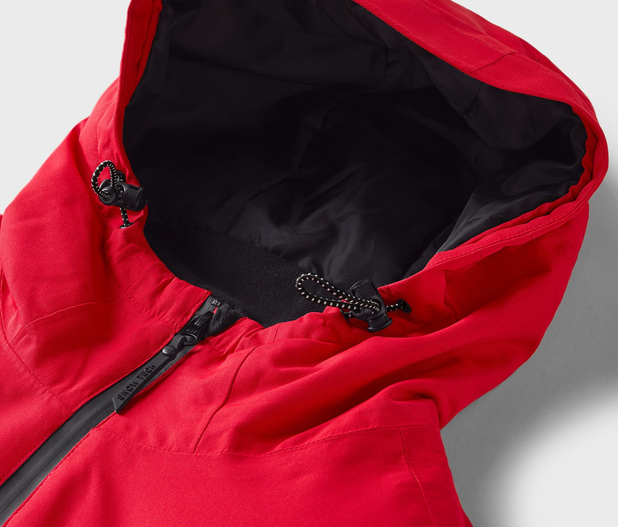 Egy piros kabát részlete, kapucnival, fekete béléssel, cipzárral és húzózsinórral.