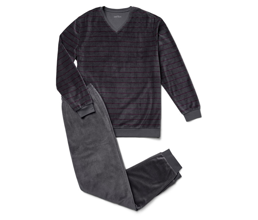 Szürke, bordó csíkos, velúr pizsama fehér háttéren.