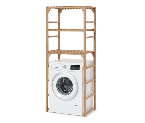 Egy fehér szárítógép áll egy tömörfa mosógéptartó állvány alatt.