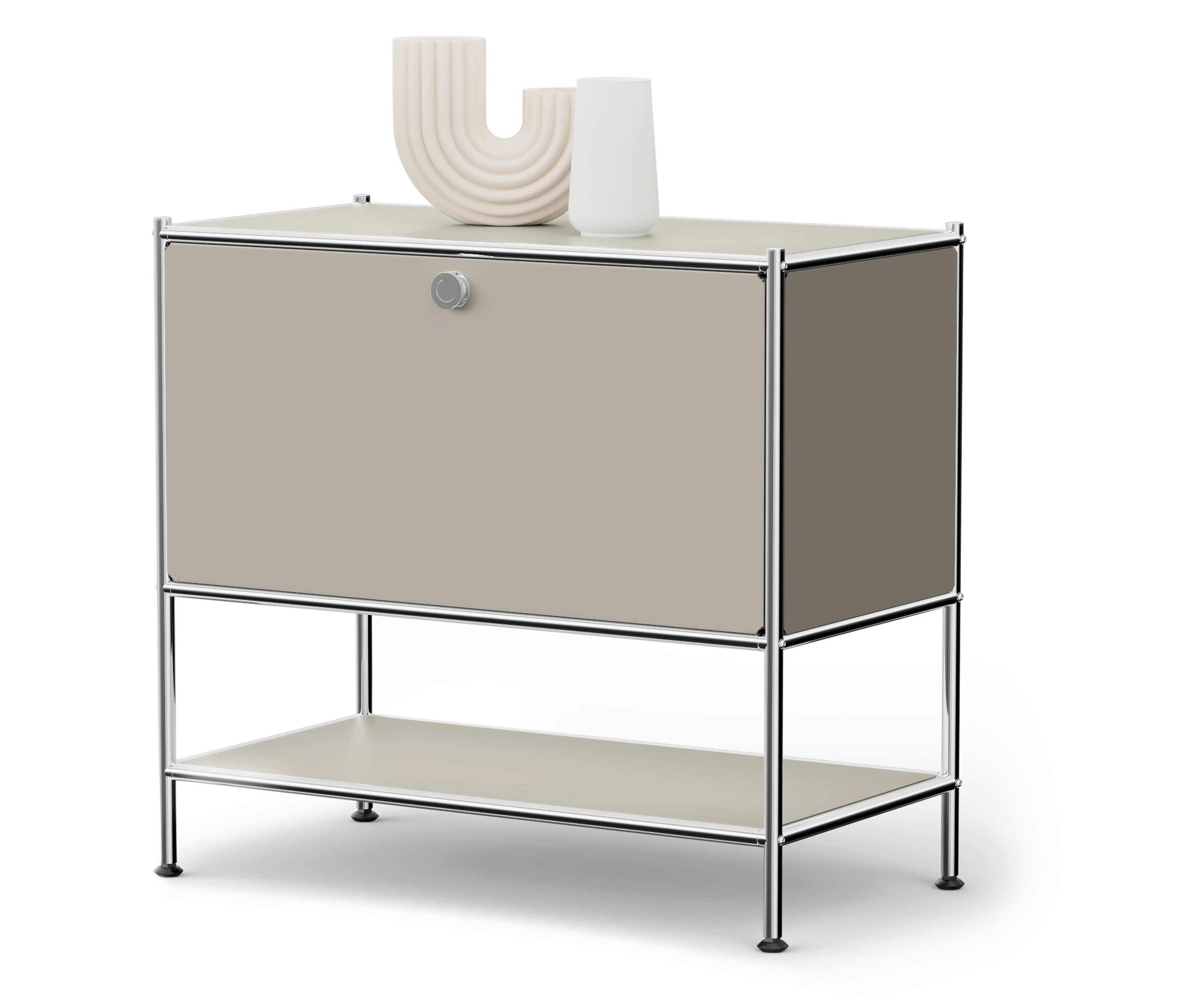 Bézs szekrény króm vázzal és két fehér díszváza rajta.