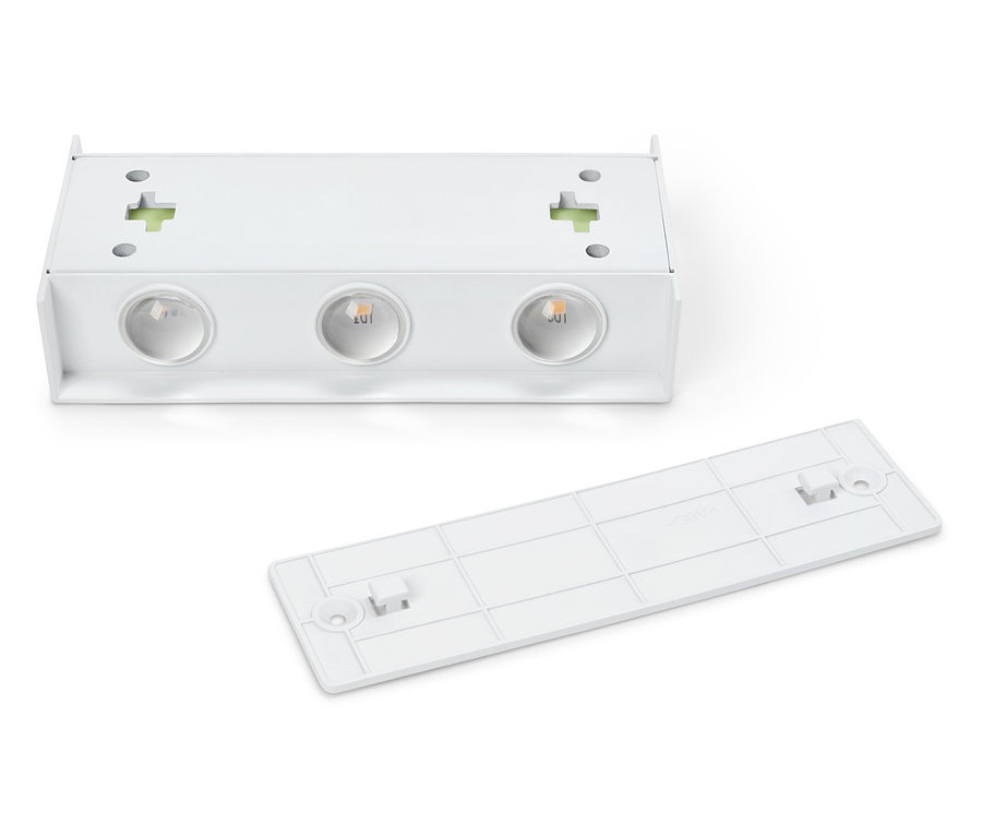 Fehér szekrénylámpa három izzóval és egy fehér burkolattal.