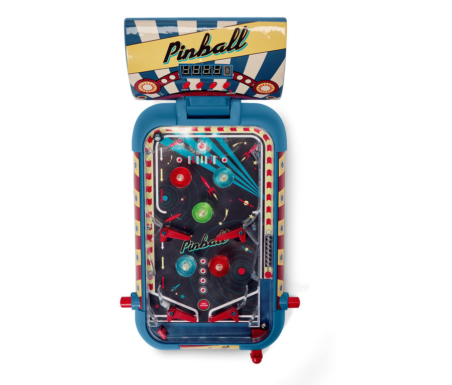 Felülnézeti részlet egy retro flippergép kék kerettel és színes elemekkel.