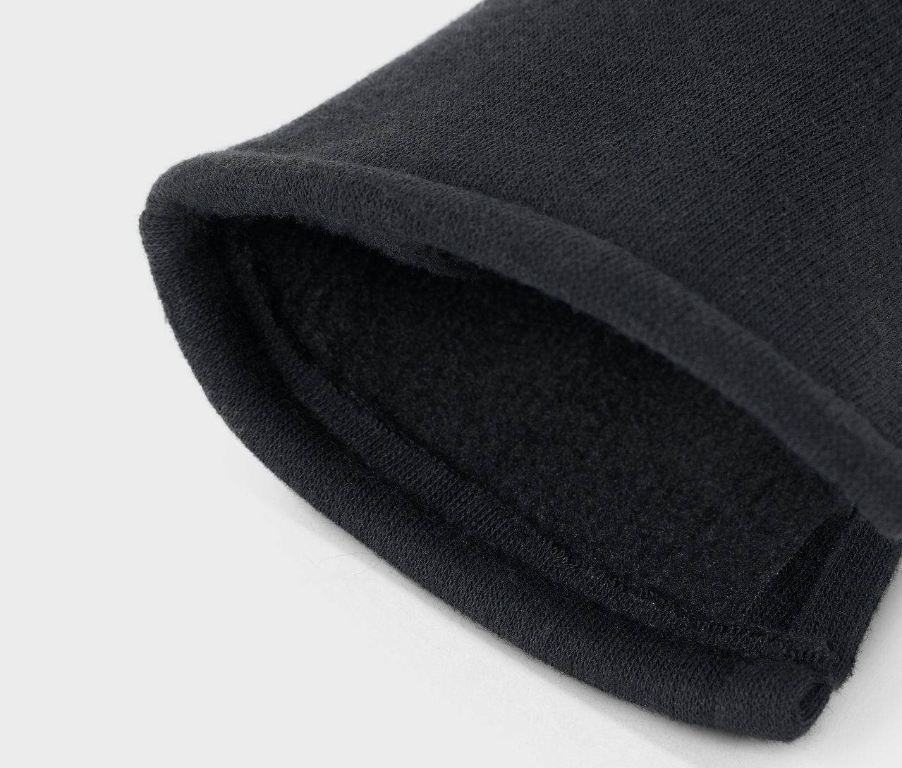 Egy fekete, bélelt ujjrészlet.