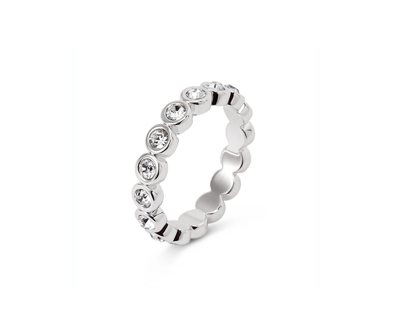 Közelkép egy ezüstszínű, üvegkristályokkal díszített női gyűrűről.