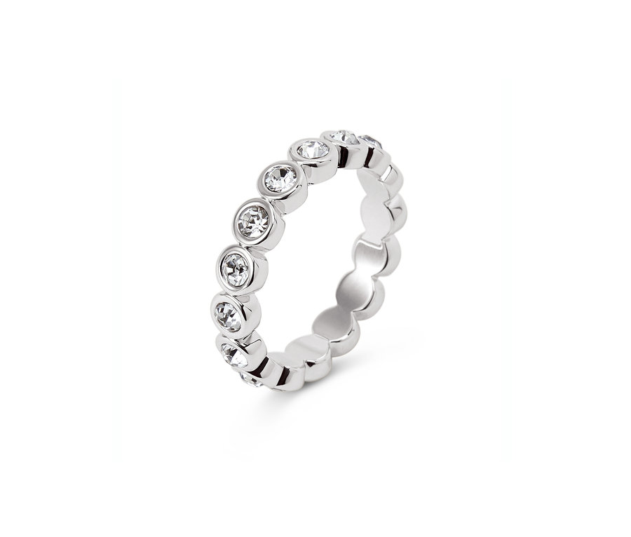 Közelkép egy ezüstszínű, üvegkristályokkal díszített női gyűrűről.