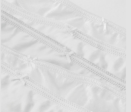 Öt fehér alsó részlete.