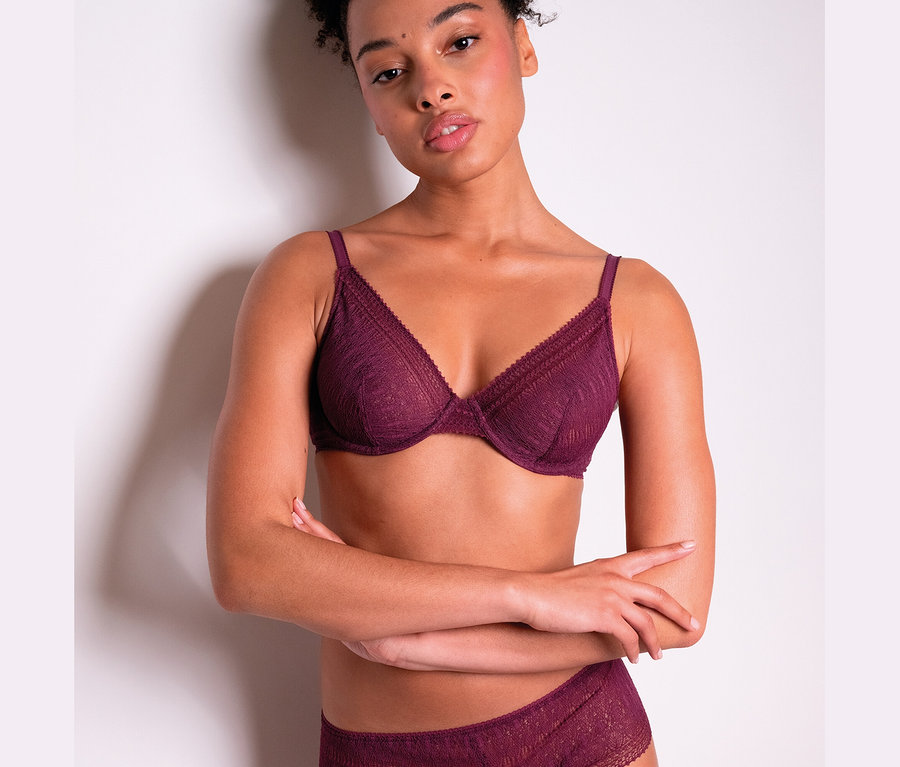 Nő visel Passionata merevítős melltartót »Leila« és hozzá illő alsót.