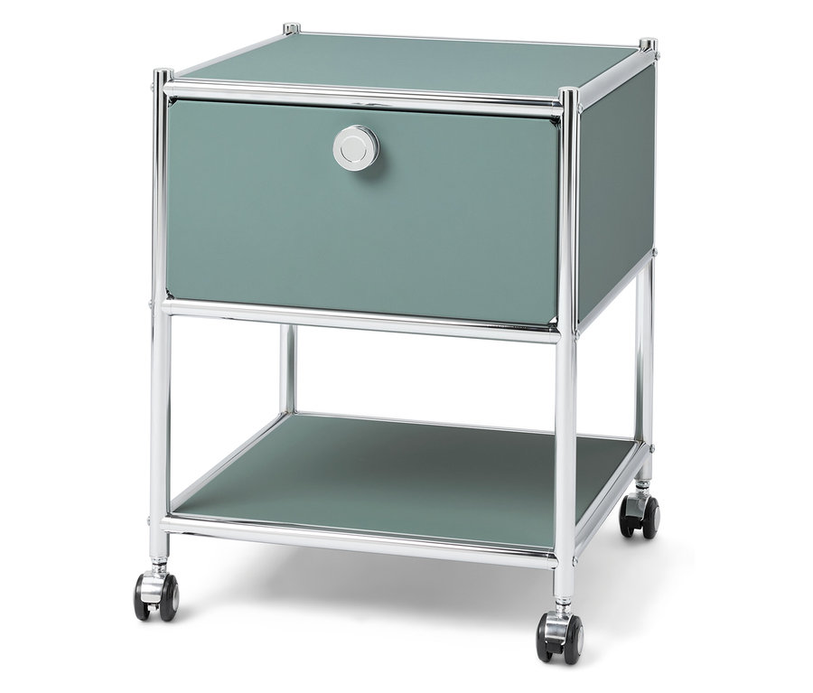 Egy petrolszínű éjjeliszekrény króm vázzal és görgőkkel.