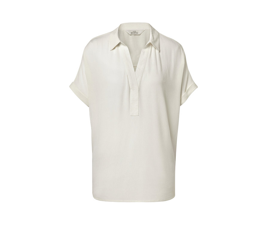 Krémszínű blúz rövid ujjakkal.