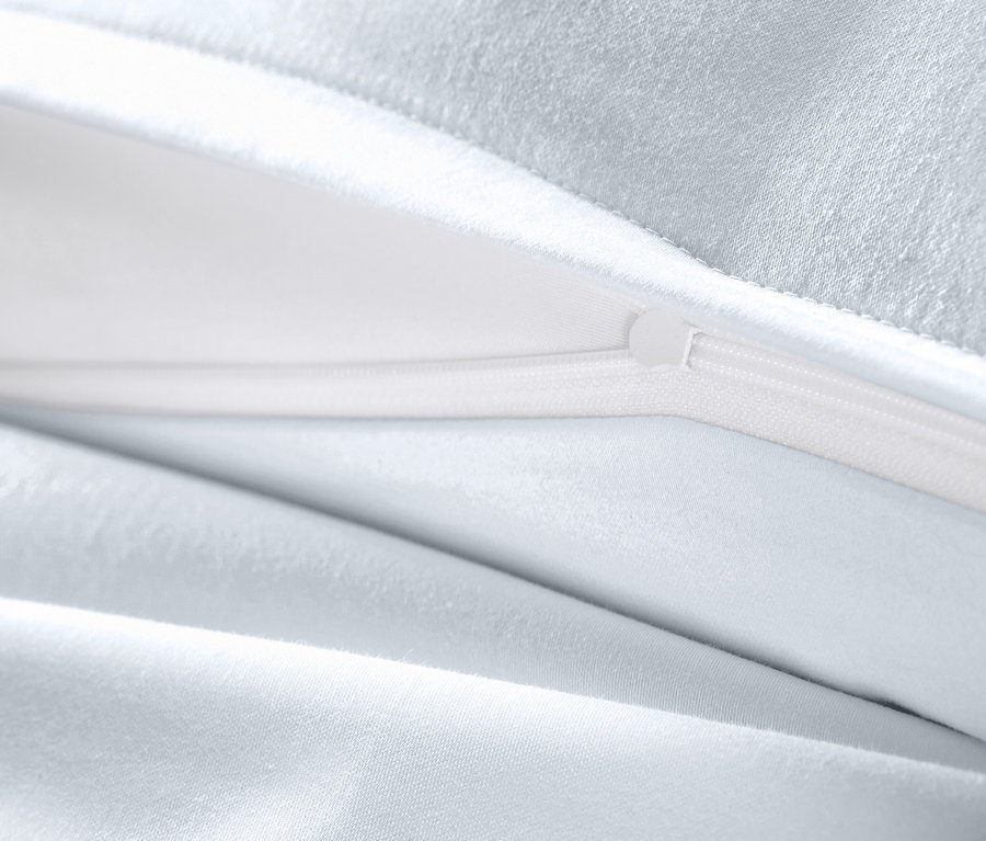 Nagy méretű, fehér pamutszatén ágynemű részlete, nyitott cipzárral.