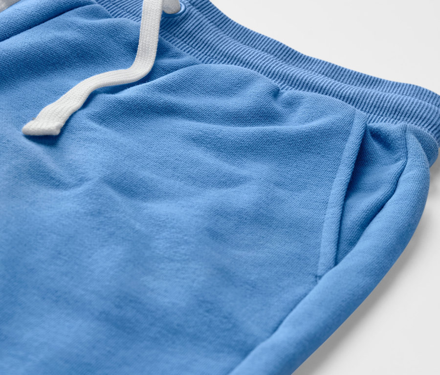 Világoskék szabadidőnadrág részlete.