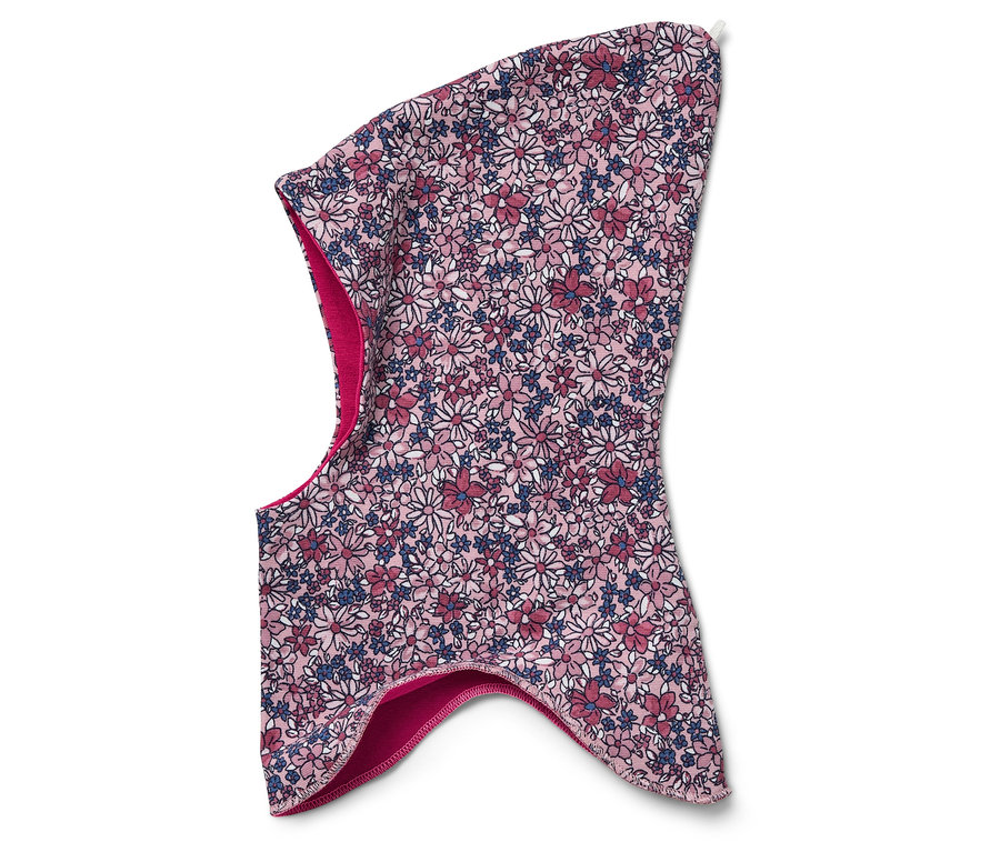 Egy virágmintás gyermek balaklava részletének közeli képe fehér háttérrel.