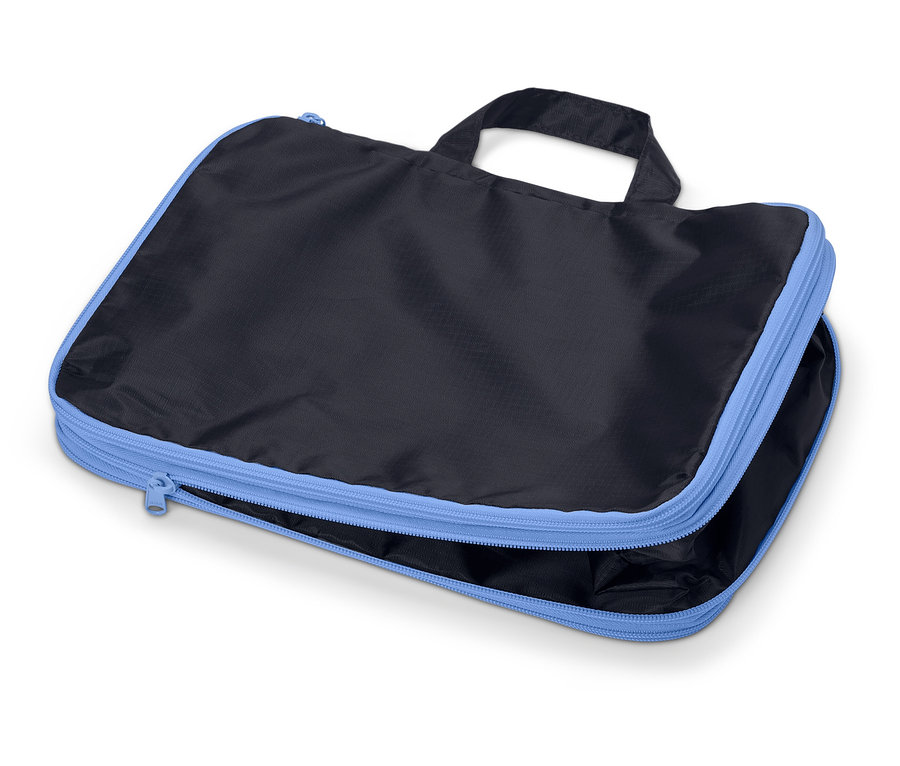 Fekete, téglalap alakú utazótáska világoskék cipzárral és fogantyúval, részben nyitva.
