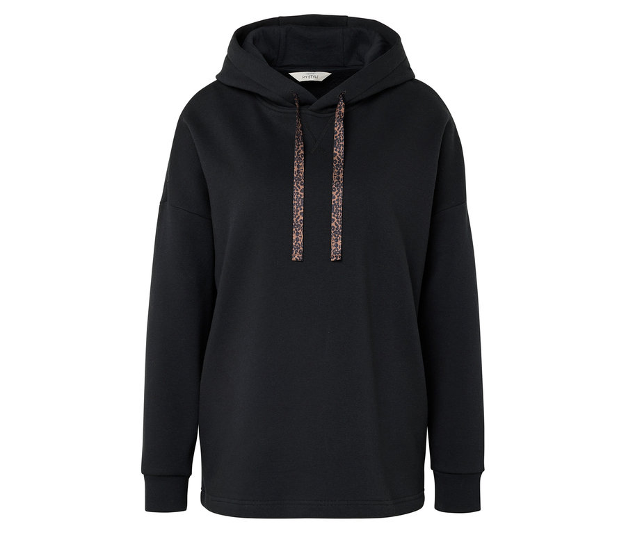 Fekete kapucnis pulóver leopárdmintás zsinórral.