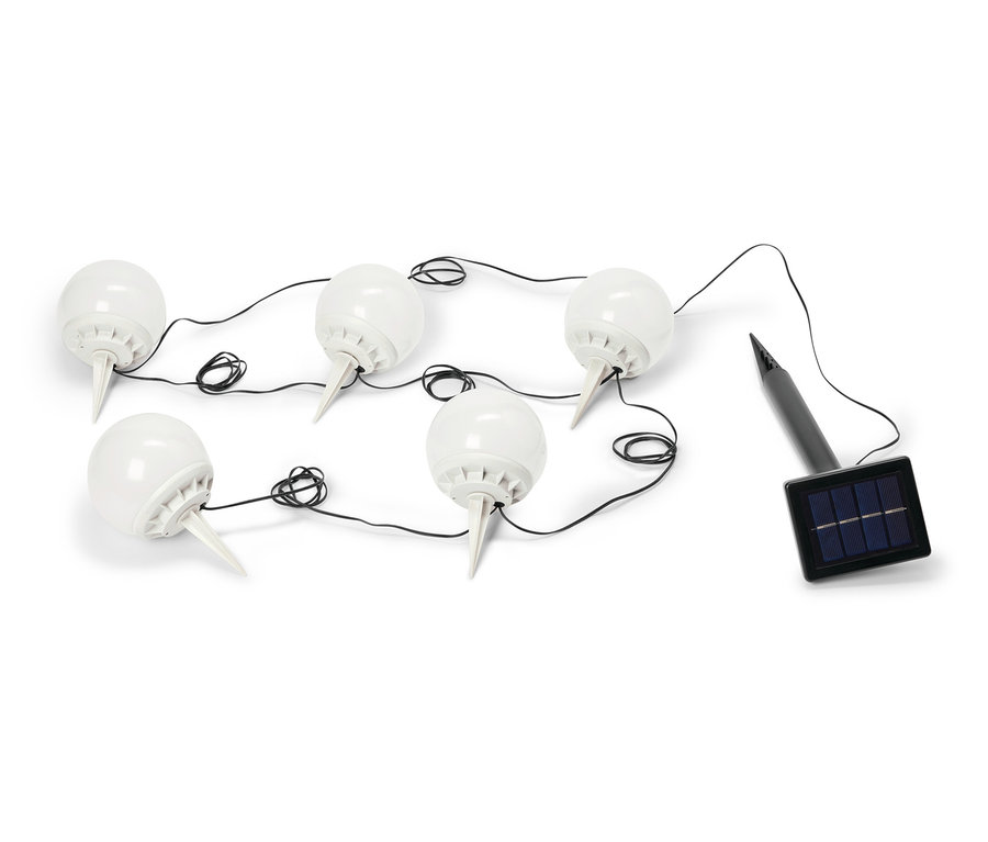 Hat fehér, gömb alakú kerti lámpa van összekötve egy fekete kábellel, ami egy kis fekete napelemhez vezet.