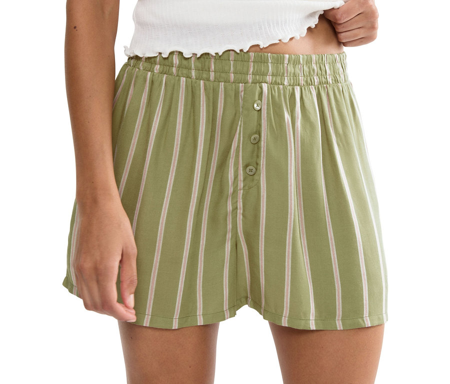 Nő visel gombos, csíkos rövidnadrágot.