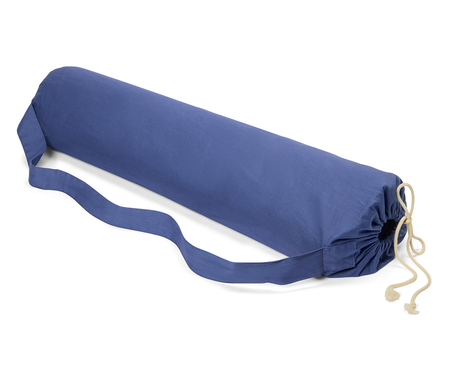 A kék Schurwoll jógamatrac fel van tekerve és hordozópánttal van ellátva.