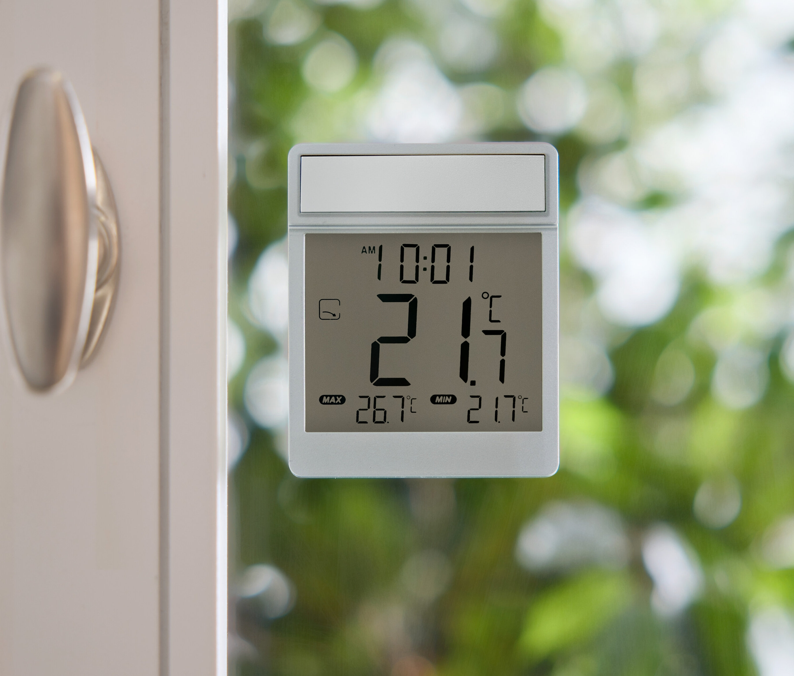 Digitális hőmérő 21,7 Celsius fokot mutat egy ablaküvegen.