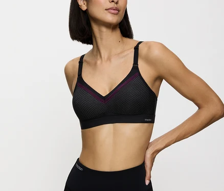 Nő visel fekete sportmelltartót és leggingset.