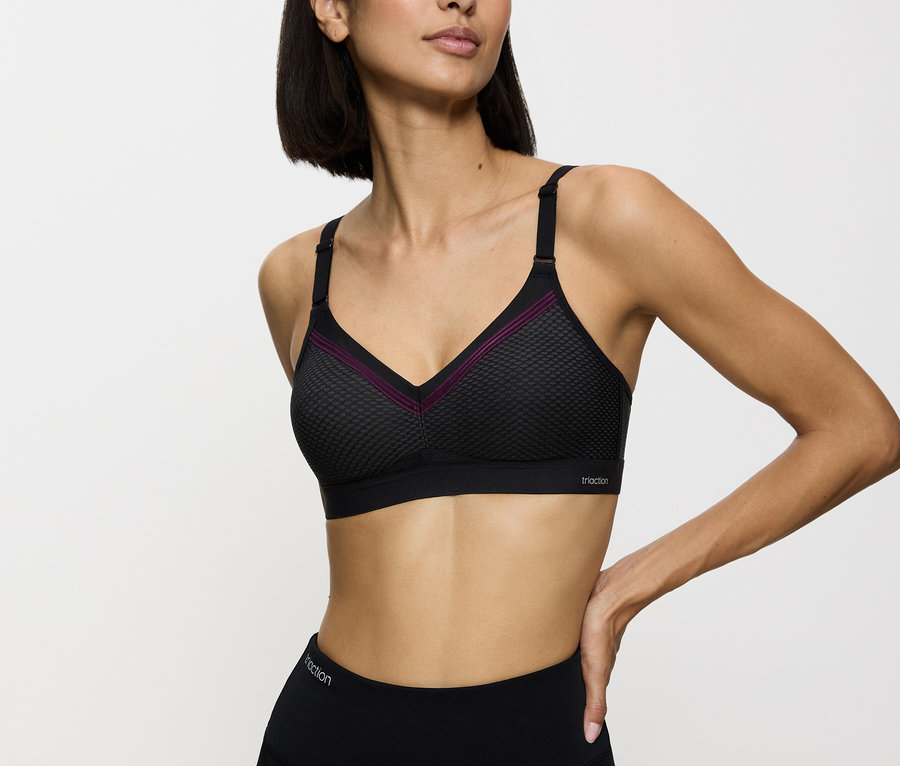 Nő visel fekete sportmelltartót és leggingset.