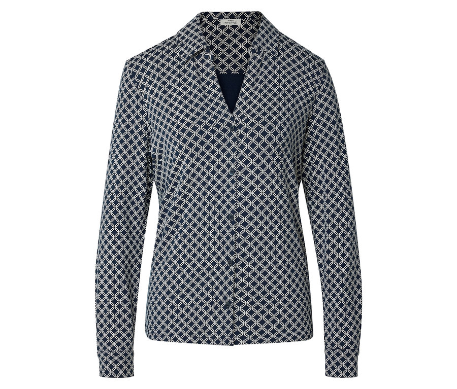 Tengerészkék blúz geometrikus mintával.