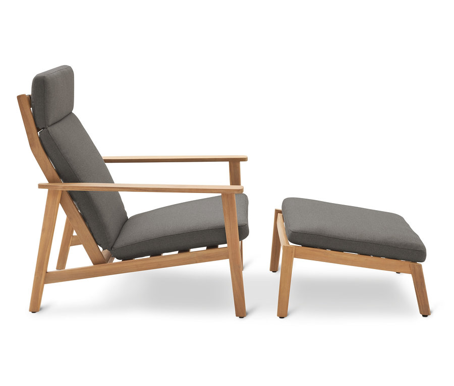 Egy szürke, fa vázas fotel áll egy szürke szék mellett.