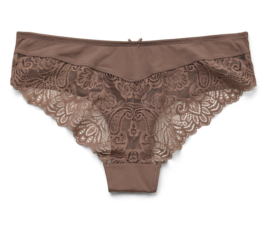 Barna csipkés alsónemű fehér alapon.