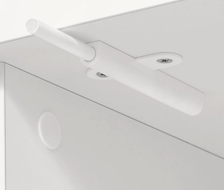 Egy fehér bútor részlete nyitómechanizmussal.