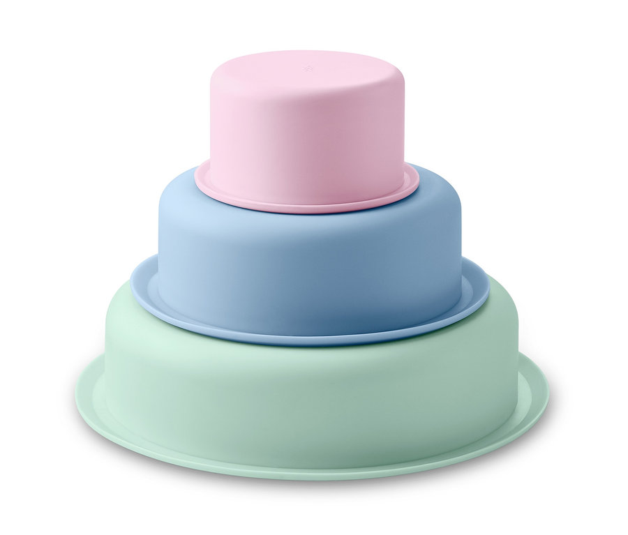 3 szilikon tortaforma szettben. Három színes tortaforma egymásra rakva.