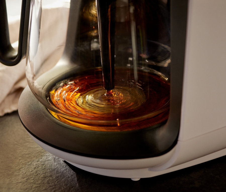Közelkép egy »Let's Brew« filteres kávéfőzőről kávéfőzés közben