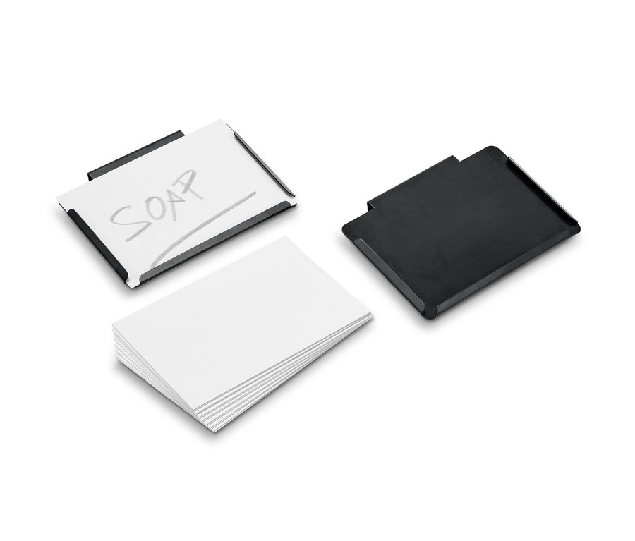Két fém címketartó, az egyiken papír és SOAP felirat, a másik fekete, mellette egy köteg fehér papír.