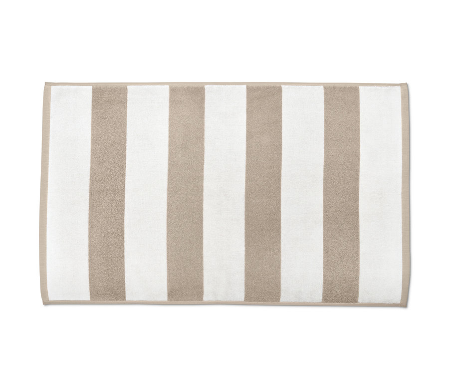 Bézs-fehér csíkos fürdőszobaszőnyeg.